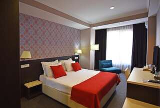 Отель East Gate Boutique Hotel Тбилиси Двухместный номер Делюкс с 1 кроватью или 2 отдельными кроватями и дополнительной кроватью-1