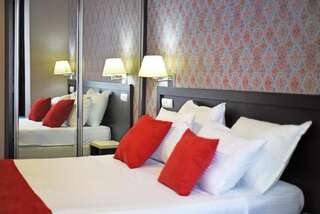 Отель East Gate Boutique Hotel Тбилиси Двухместный номер Делюкс с 1 кроватью или 2 отдельными кроватями и дополнительной кроватью-2