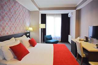 Отель East Gate Boutique Hotel Тбилиси Двухместный номер Делюкс с 1 кроватью или 2 отдельными кроватями и дополнительной кроватью-3